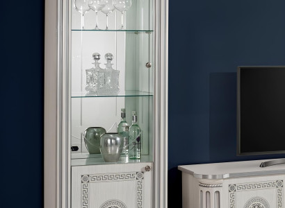 Luksuzna vitrina z belim steklom in oblikovanjem