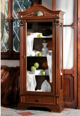 Klasika vitrina za dnevno sobo
