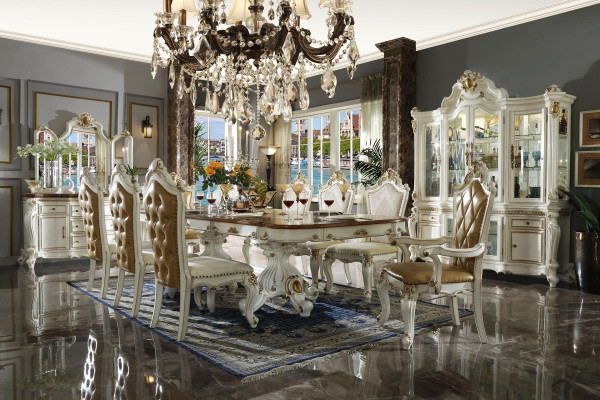 Lesena jedilna miza v dnevni sobi