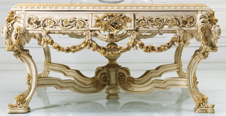 Jedilna miza iz masivnega lesa v starem slogu