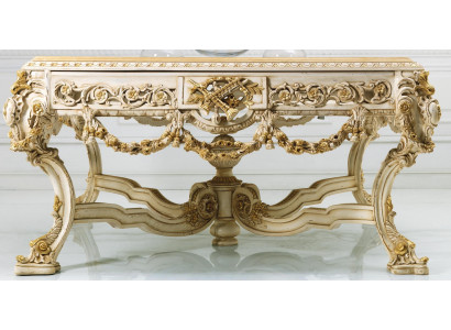 Jedilna miza iz masivnega lesa v starem slogu