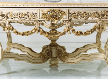 Jedilna miza iz masivnega lesa v starem slogu