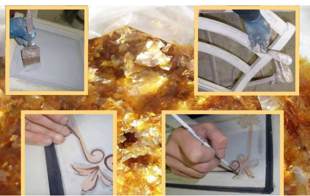 Klasčna kotna vitrina iz stekla v luksuzni rjavi dnevni sobi