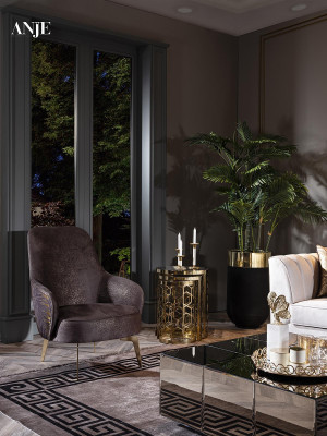 Sodobna trojna sedežna garnitura in stol