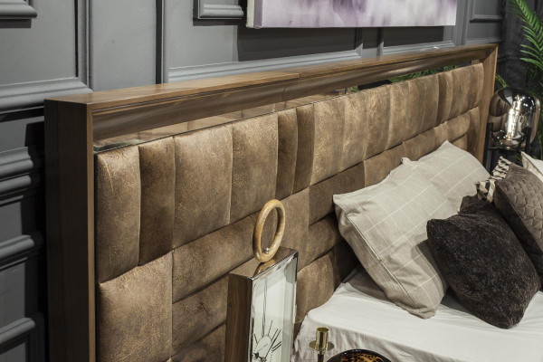 Idealen dekor za spalnico z omaro, nočno omarico in posteljo v 5 delih.