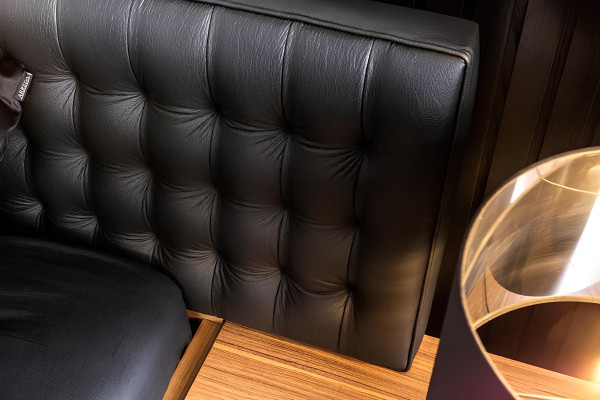 Kompletna posteljna garnitura Perfect s črno posteljo in nočno omarico, 8 delov.