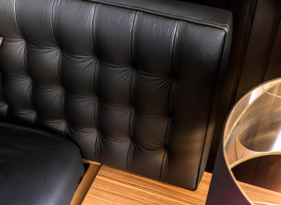 Kompletna posteljna garnitura Perfect s črno posteljo in nočno omarico, 8 delov.