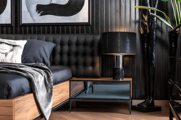 Črna in rjava nočna omarica