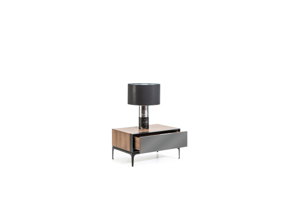 Luksuzna nočna omarica z rjavimi steklenimi vrati