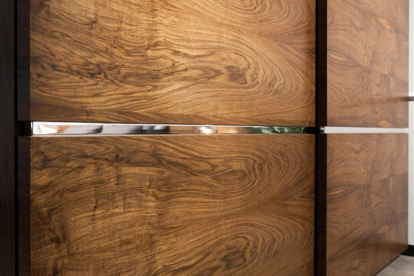 Idealna spalnica pohištvo set, ki vključuje omaro, nočno omarico in posteljo v 4 delih