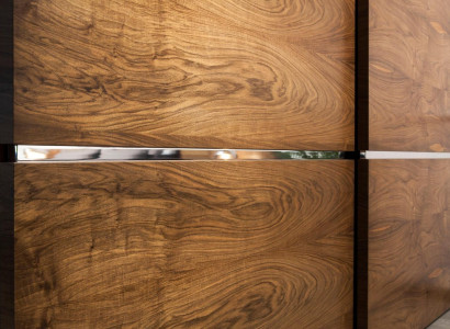 Idealna spalnica pohištvo set, ki vključuje omaro, nočno omarico in posteljo v 4 delih