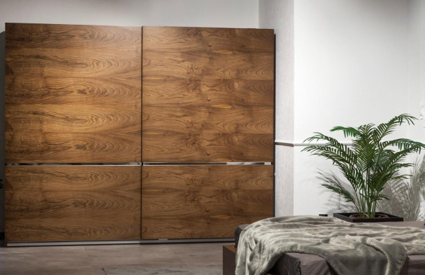 Idealna spalnica pohištvo set, ki vključuje omaro, nočno omarico in posteljo v 4 delih