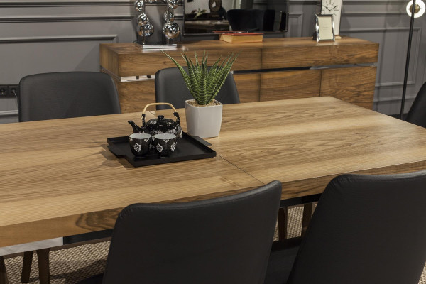 Set s 9 deli z mizo, stoli in pohištvom