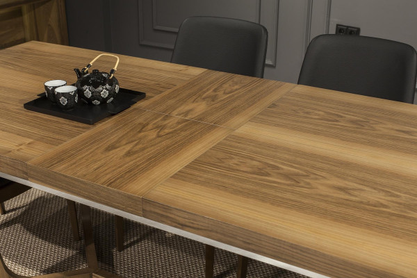 Set s 9 deli z mizo, stoli in pohištvom