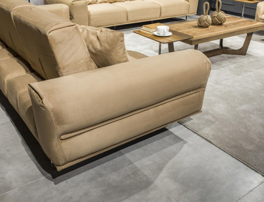 Bež klop za tri osebe s blazinami