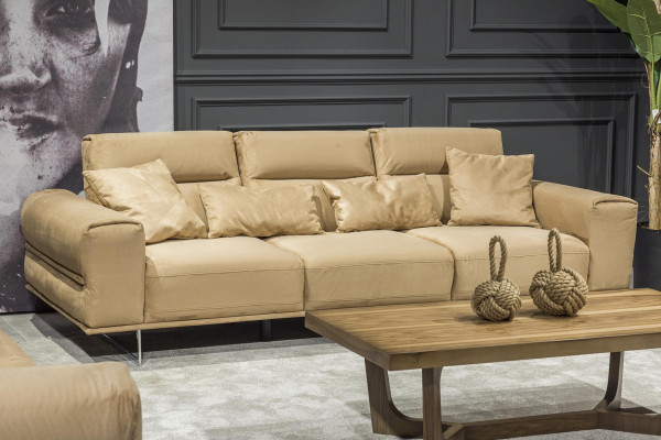 Bež klop za tri osebe s blazinami