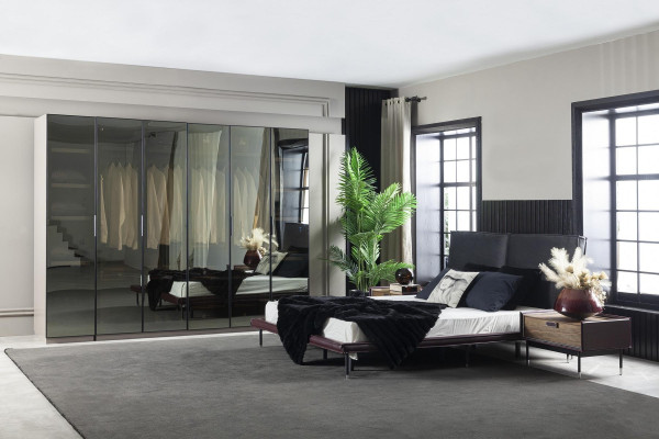 Idealen razstavni set za spalnico, z posteljo in nočno omarico, 4 kosi