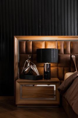 Kompletna spalna garnitura z posteljo + luksuzni nočni omarici v rjavi barvi