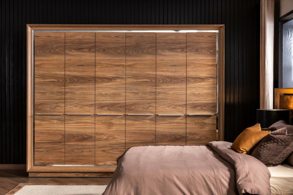 Kompletna posteljna garnitura za spalnico, vključno z posteljo, omaro in 2 nočnima omaricama, 4 kosi.