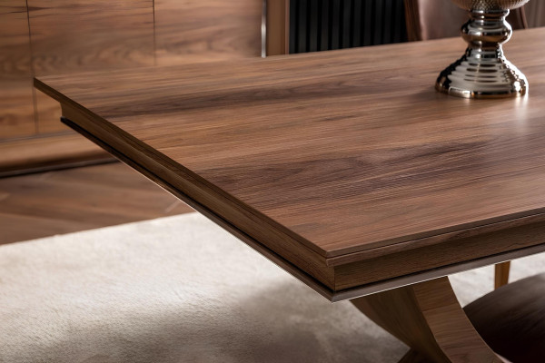 Rjav leseni jedilni miza s 4 stoli