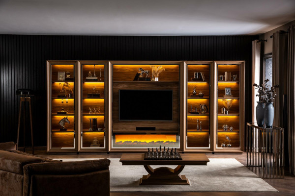 Luksuzna stena za dnevno sobo z ognjiščem in kavnim mizico