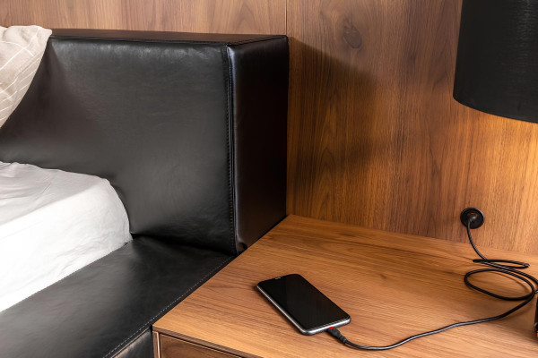 Luksuzna postelja z premičnima nočnimi omaricami