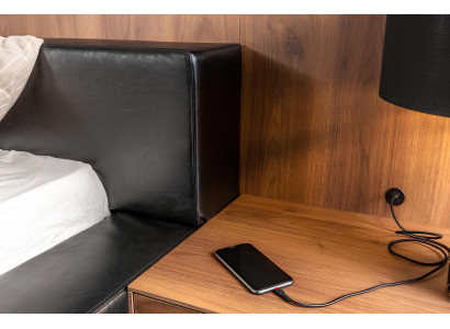 Luksuzna postelja z premičnima nočnimi omaricami