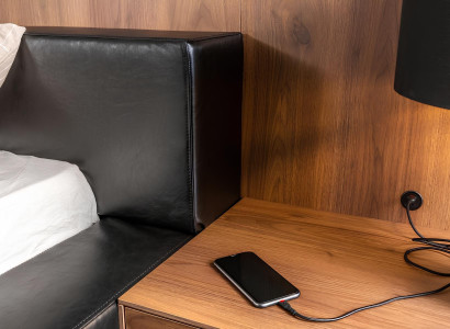 Luksuzna postelja z premičnima nočnimi omaricami