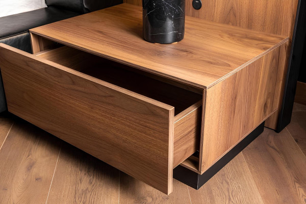 Temno pohištvo za spalnico, vključno z posteljo, omaro in 2 nočnima omaricama, 4 kosi.