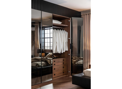 Rjav stekleni omarica z steklenimi vrati