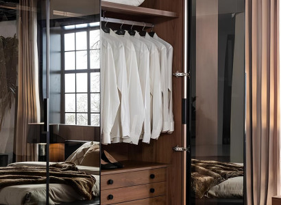 Rjav stekleni omarica z steklenimi vrati