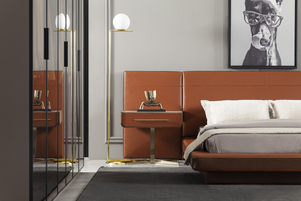 Praktična nočna omarica z modernim prostorom za shranjevanje