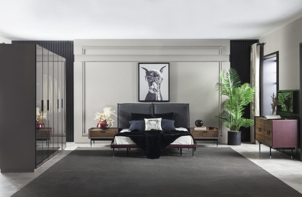 Idealen komplet za opremo spalnice, vključno z omaro, nočno omarico in posteljo v 4 delih.