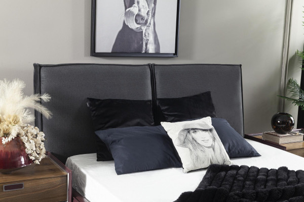 Idealen komplet za opremo spalnice, vključno z omaro, nočno omarico in posteljo v 4 delih.