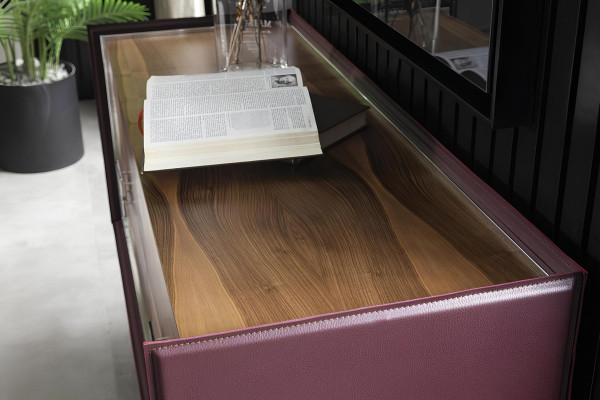 Idealen komplet za opremo spalnice, vključno z omaro, nočno omarico in posteljo v 4 delih.