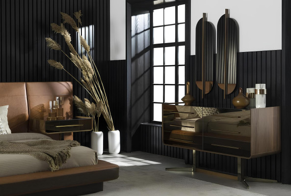 Kompletna spalni pohištvena garnitura, ki vključuje posteljo, nočno omarico in omaro, 5 delov.