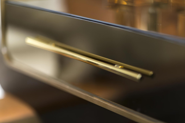 Kompletna spalni pohištvena garnitura, ki vključuje posteljo, nočno omarico in omaro, 5 delov.