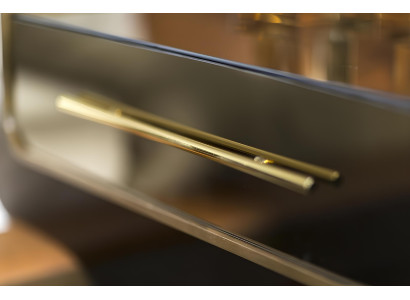 Kompletna spalni pohištvena garnitura, ki vključuje posteljo, nočno omarico in omaro, 5 delov.