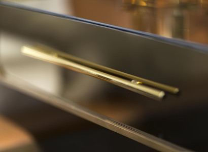 Kompletna spalni pohištvena garnitura, ki vključuje posteljo, nočno omarico in omaro, 5 delov.