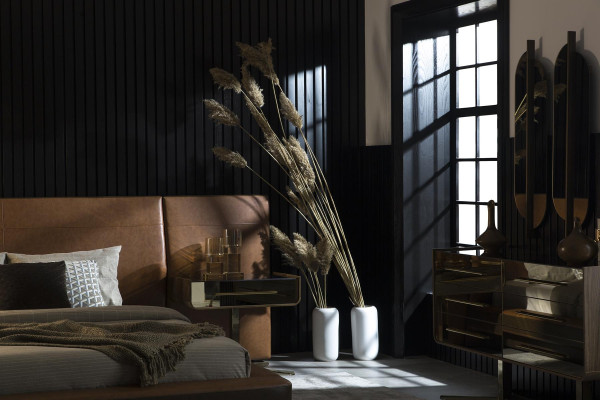 Kompletna spalni pohištvena garnitura, ki vključuje posteljo, nočno omarico in omaro, 5 delov.