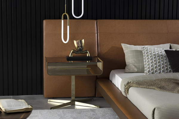 Postelja z dizajnom in dvema nočnima omaricama iz stekla