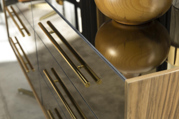 Moderna komoda z ogledalom