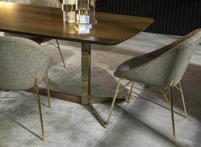 Stol iz sive tkanine z zlatimi nogami