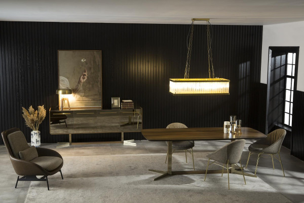 Miza s stoli iz lesa