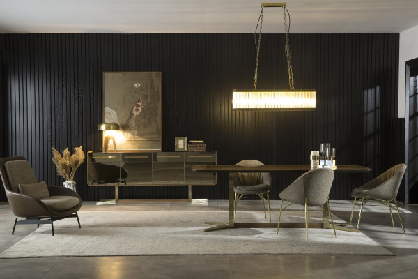 Miza s stoli iz lesa