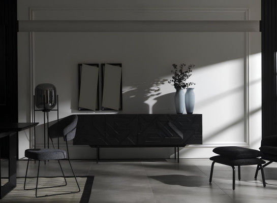 Möbelset Mustan z omaro, stoli in mizo