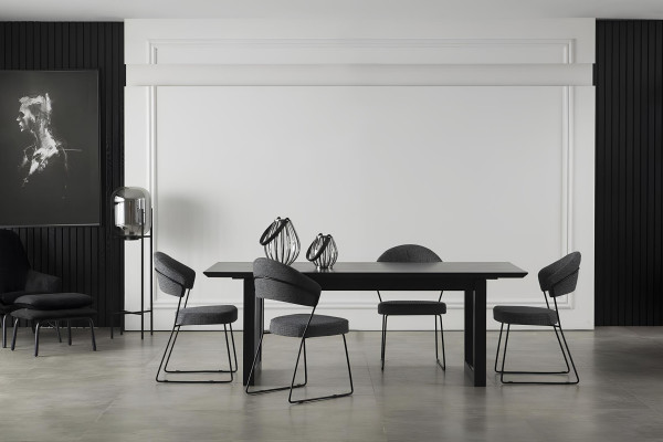 Möbelset Mustan z omaro, stoli in mizo