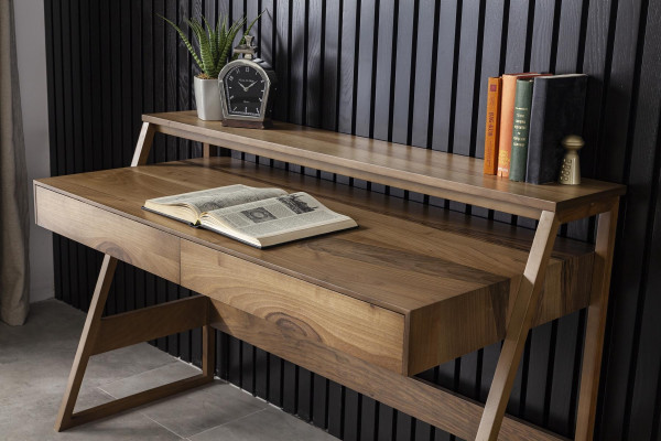 Luksuzna konzola z udobnim prostorom za shranjevanje