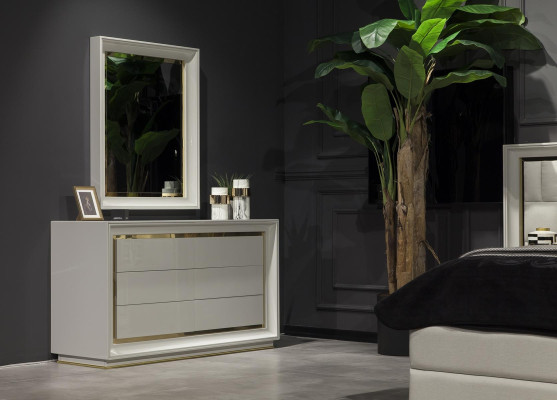 Moderna bela komoda z ogledalom in shranjevalno škatlo