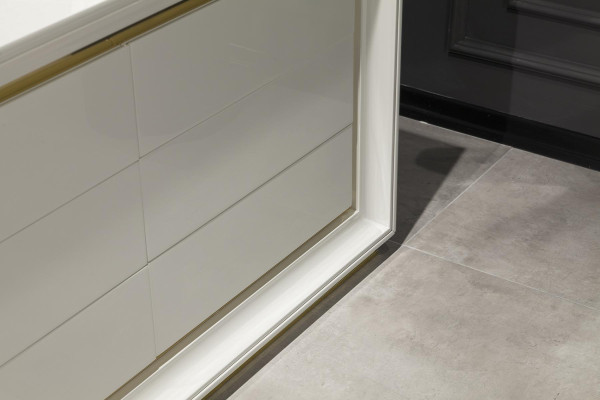 Moderna bela komoda z ogledalom in shranjevalno škatlo